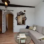 Under Ancient Roofs Appartement