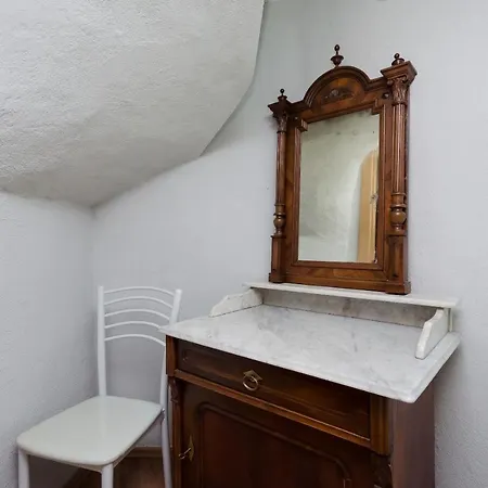 Under Ancient Roofs Apartment *