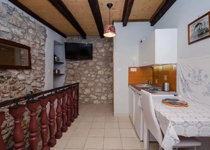 Under Ancient Roofs 瓦比尼科